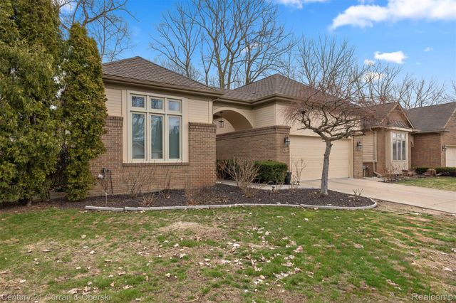 28 Turnberry Lane, Dearborn, MI 48120