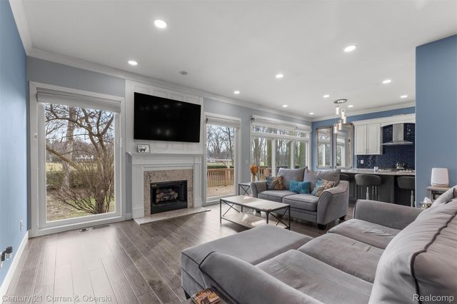 28 Turnberry Lane, Dearborn, MI 48120