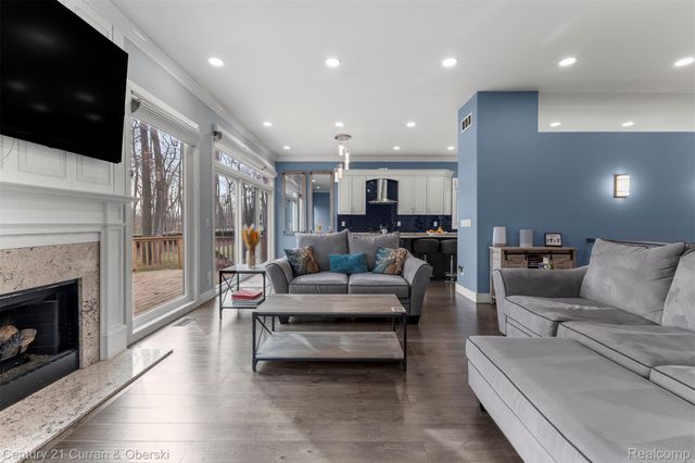 28 Turnberry Lane, Dearborn, MI 48120