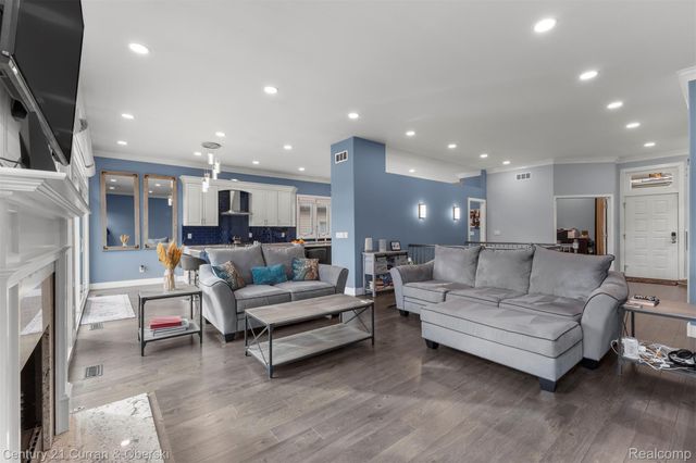 28 Turnberry Lane, Dearborn, MI 48120