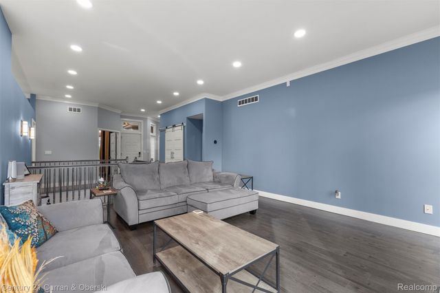 28 Turnberry Lane, Dearborn, MI 48120