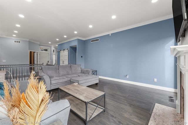 28 Turnberry Lane, Dearborn, MI 48120