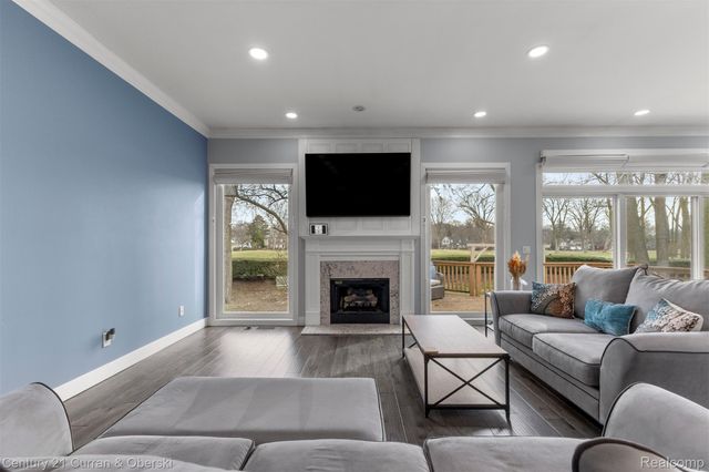 28 Turnberry Lane, Dearborn, MI 48120