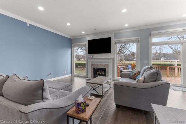 28 Turnberry Lane, Dearborn, MI 48120