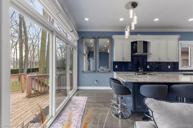 28 Turnberry Lane, Dearborn, MI 48120