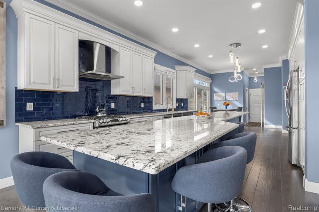 28 Turnberry Lane, Dearborn, MI 48120