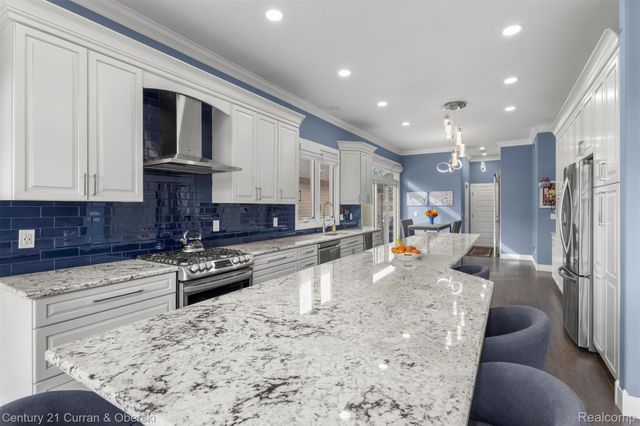 28 Turnberry Lane, Dearborn, MI 48120