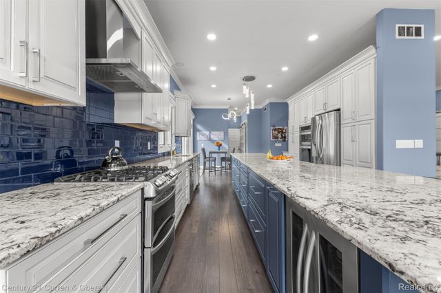 28 Turnberry Lane, Dearborn, MI 48120