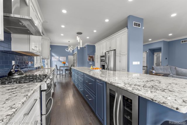 28 Turnberry Lane, Dearborn, MI 48120