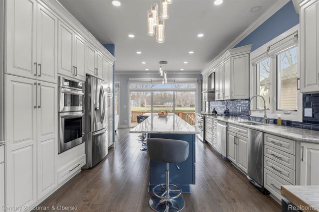 28 Turnberry Lane, Dearborn, MI 48120