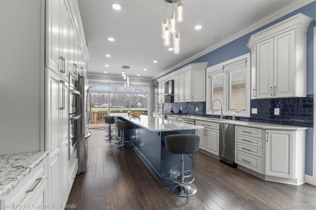 28 Turnberry Lane, Dearborn, MI 48120