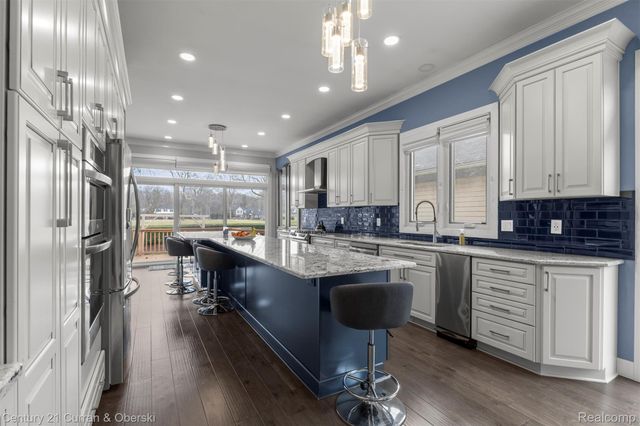 28 Turnberry Lane, Dearborn, MI 48120