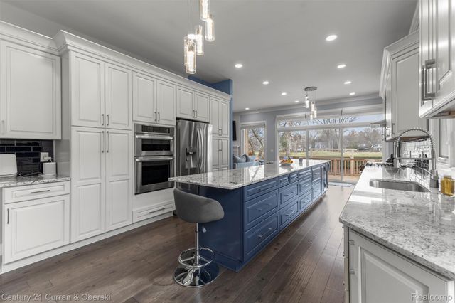 28 Turnberry Lane, Dearborn, MI 48120