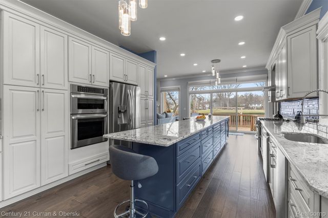 28 Turnberry Lane, Dearborn, MI 48120