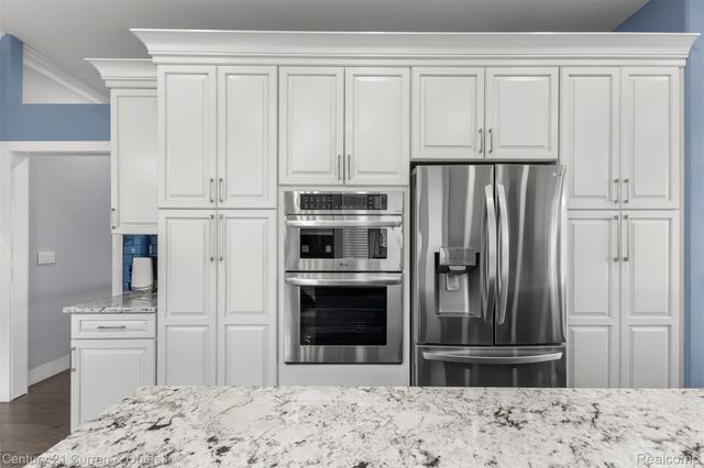 28 Turnberry Lane, Dearborn, MI 48120