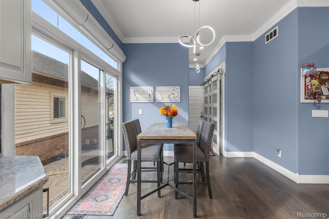 28 Turnberry Lane, Dearborn, MI 48120