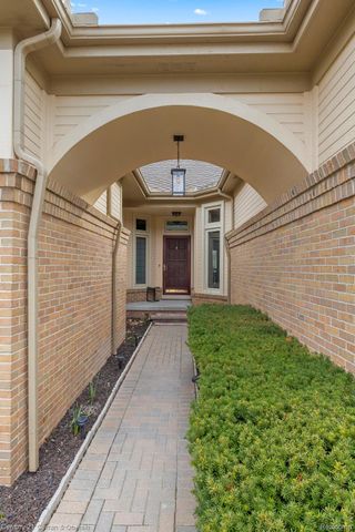 28 Turnberry Lane, Dearborn, MI 48120