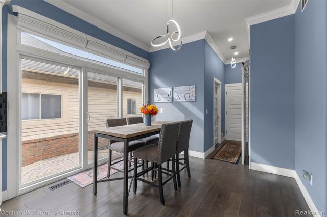 28 Turnberry Lane, Dearborn, MI 48120