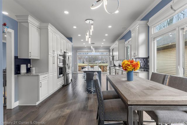 28 Turnberry Lane, Dearborn, MI 48120