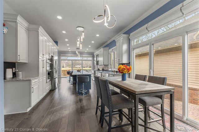 28 Turnberry Lane, Dearborn, MI 48120