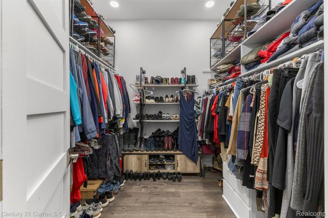 28 Turnberry Lane, Dearborn, MI 48120