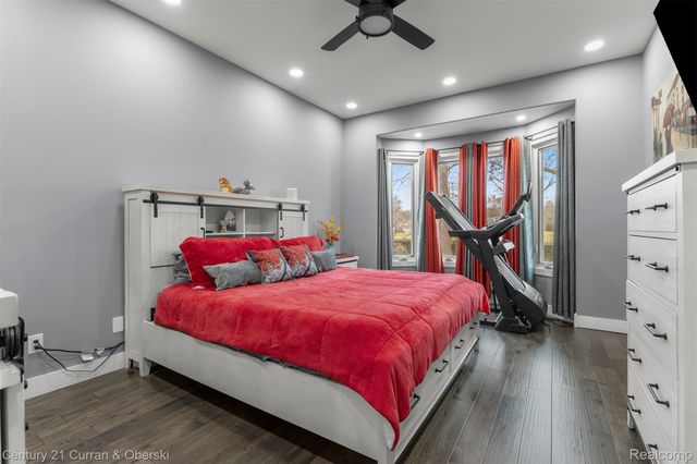 28 Turnberry Lane, Dearborn, MI 48120