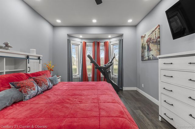 28 Turnberry Lane, Dearborn, MI 48120