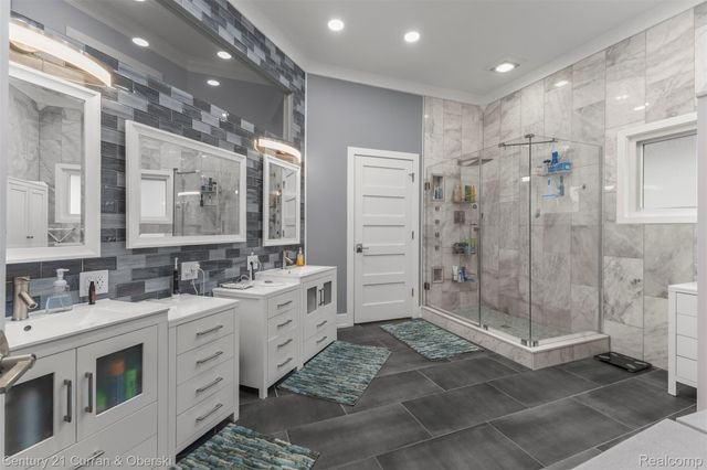 28 Turnberry Lane, Dearborn, MI 48120