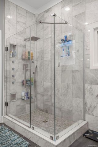 28 Turnberry Lane, Dearborn, MI 48120