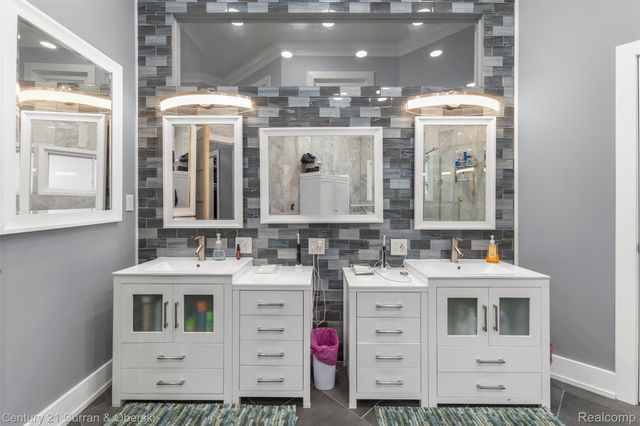 28 Turnberry Lane, Dearborn, MI 48120