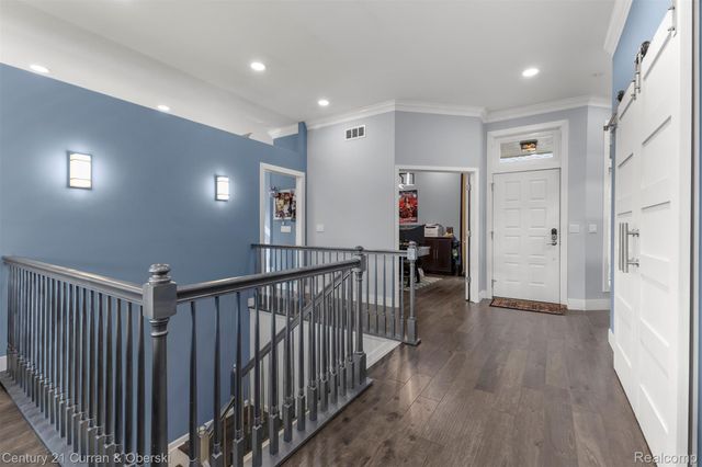 28 Turnberry Lane, Dearborn, MI 48120