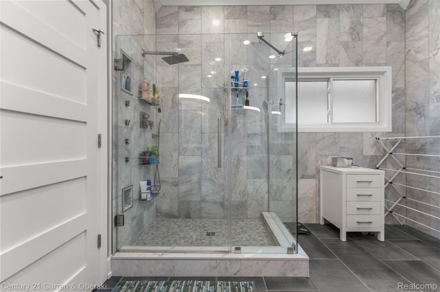 28 Turnberry Lane, Dearborn, MI 48120