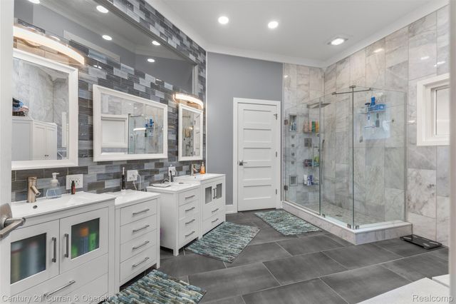 28 Turnberry Lane, Dearborn, MI 48120