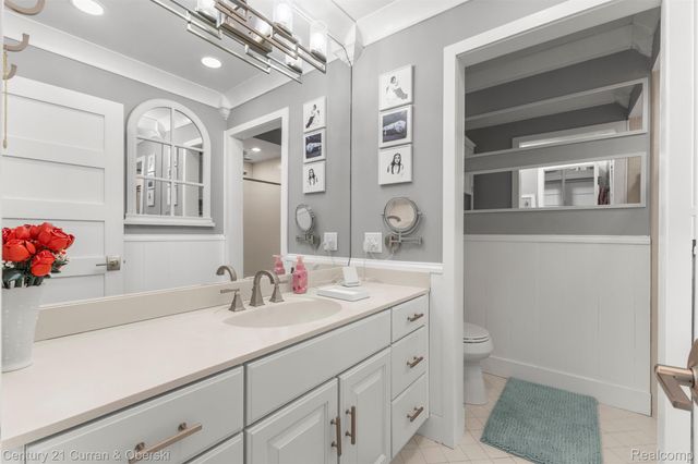 28 Turnberry Lane, Dearborn, MI 48120