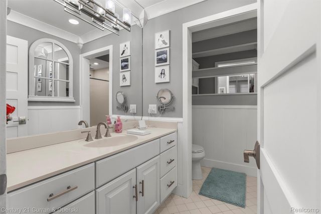 28 Turnberry Lane, Dearborn, MI 48120