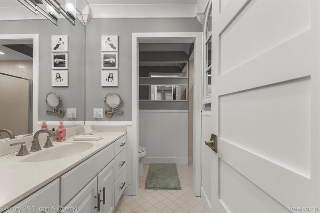 28 Turnberry Lane, Dearborn, MI 48120