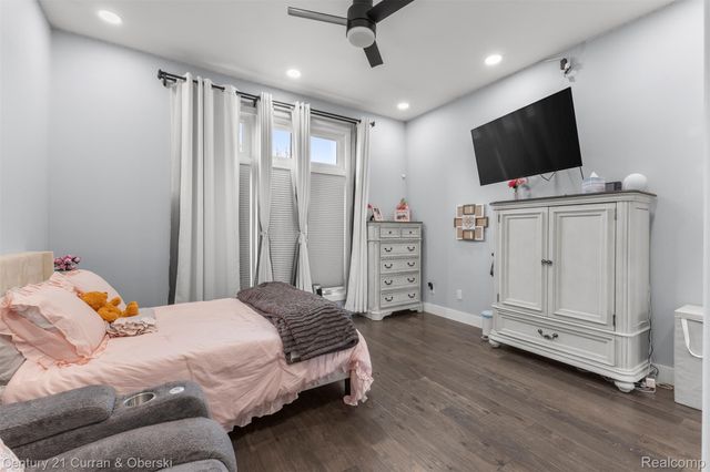 28 Turnberry Lane, Dearborn, MI 48120