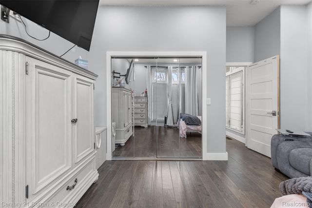 28 Turnberry Lane, Dearborn, MI 48120