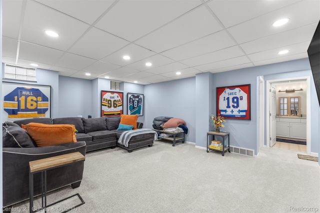 28 Turnberry Lane, Dearborn, MI 48120