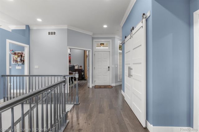 28 Turnberry Lane, Dearborn, MI 48120