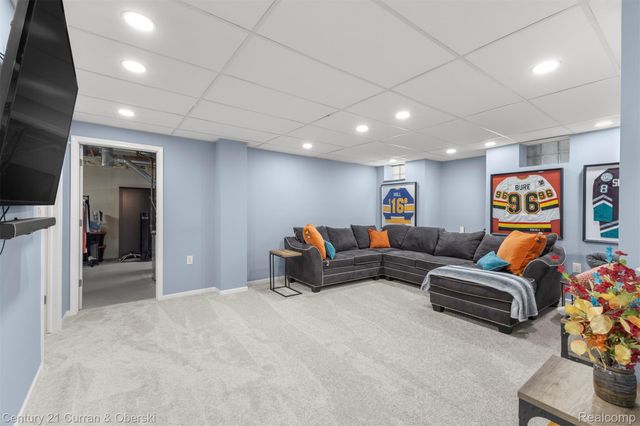 28 Turnberry Lane, Dearborn, MI 48120