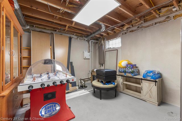 28 Turnberry Lane, Dearborn, MI 48120