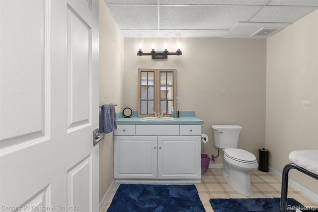 28 Turnberry Lane, Dearborn, MI 48120