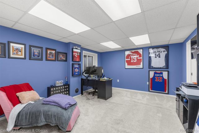 28 Turnberry Lane, Dearborn, MI 48120