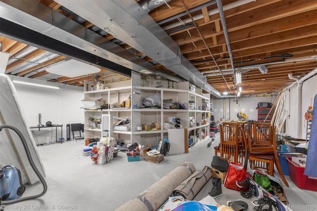 28 Turnberry Lane, Dearborn, MI 48120