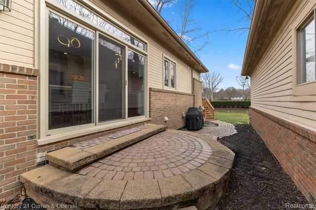 28 Turnberry Lane, Dearborn, MI 48120