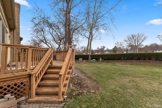 28 Turnberry Lane, Dearborn, MI 48120