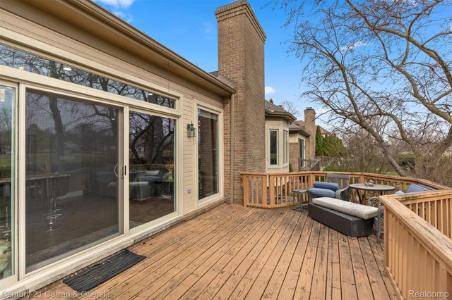 28 Turnberry Lane, Dearborn, MI 48120