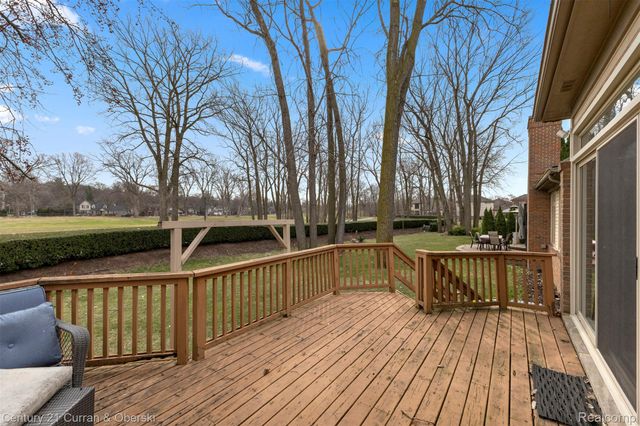 28 Turnberry Lane, Dearborn, MI 48120