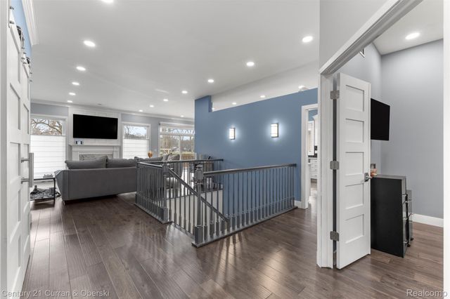 28 Turnberry Lane, Dearborn, MI 48120